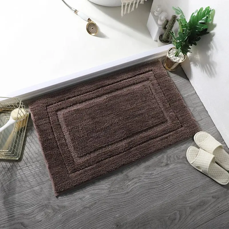 Saugfähiger Badteppich in Braun mit Bordüre, ideal für Badezimmer und Nassräume.