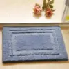 Blauer Badteppich mit Saugfähigkeit und Bordüre, ideal für Badezimmer.