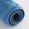 Blauer Badteppich aus Mikrofaser, saugfähig und mit rutschfestem Untergrund.