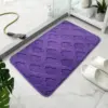 Violetter Badteppich aus Mikrofaser mit saugfähigem Design, ideal für Badezimmer.