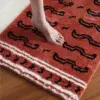Badteppich mit Tigermuster in Orange und Schwarz, weicher Hochflor für Badezimmer.