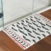 Badteppich mit Tigermuster, schwarz-weiß-rotes Design, weicher Hochflor, Badezimmer-Textil.