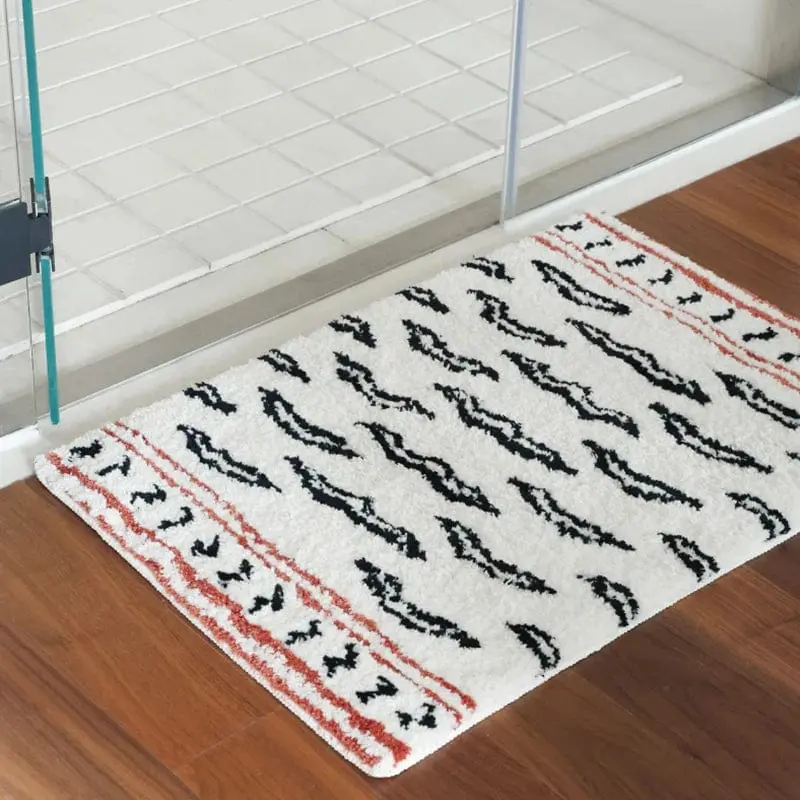 Badteppich mit Tigermuster, schwarz-weiß-rotes Design, weicher Hochflor, Badezimmer-Textil.