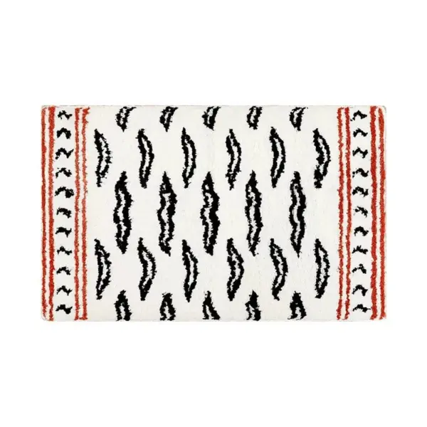 Badteppich mit Tigermuster, schwarz-weiß, rote Bordüre, Badezimmer-Textil.