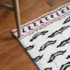 Badteppich mit Tigermuster, schwarz-weiß, weicher Hochflor, Holzboden, Badezimmer-Textil.