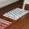 Badteppich mit Tigermuster, weiss schwarz, flauschig, Badezimmer, Badematte.