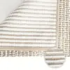 Weicher Chenille-Badteppich mit Streifenmuster und runden Texturkanten, ideal fürs Badezimmer.