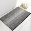 Weicher Chenille-Badteppich mit schwarz-weißem Streifenmuster, ideal für Badezimmer.