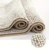 Weicher Chenille-Badteppich mit rutschfestem Untergrund, ideal für Badezimmer und Dusche.
