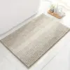 Weicher Chenille-Badteppich in Beige, ideal für Badezimmer, rutschfest und pflegeleicht.
