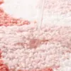 Badteppich Zug rosa-weiss, Wasser tropft auf weiches Material.