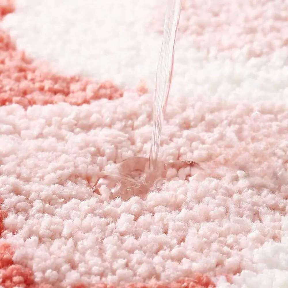 Badteppich Zug rosa-weiss, Wasser tropft auf weiches Material.