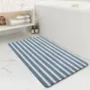 Badvorleger mit blau-weißen Streifen, weiches Material, ideal für Badezimmer.