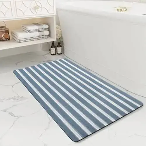 Badvorleger mit blau-weißen Streifen, weiches Material, ideal für Badezimmer.