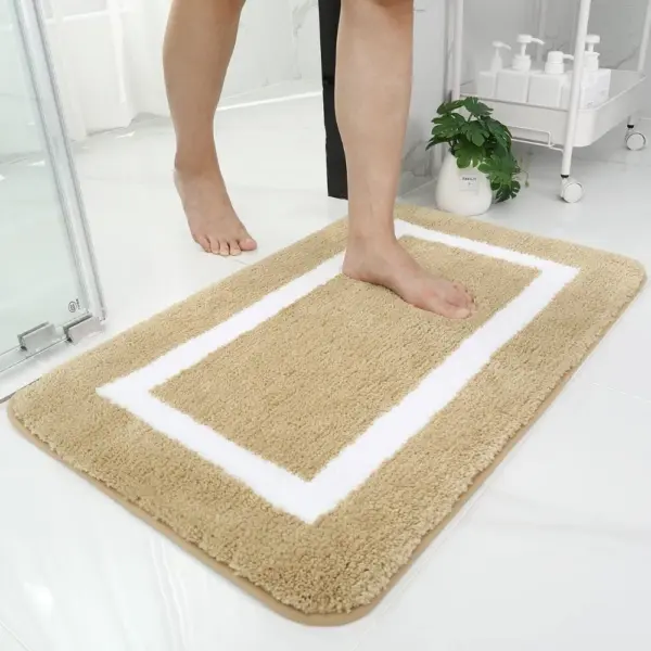 Beigeweiss Badematte mit weissem Rand, weicher Faser, ideal für Badezimmer.