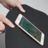 Beigeweiss Badeteppich, gross, schwarz, mit Smartphone für Grösse-Veranschaulichung.