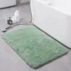 Grüner Badteppich mit weichem Flor, ideal für Badezimmer und Dusche.