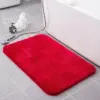 Roter Badteppich mit weichem Flor, ideal für Badezimmer, rutschfest und pflegeleicht.