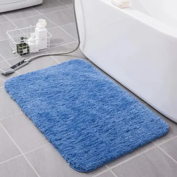 Blauer, flauschiger Badezimmerteppich mit weicher Oberfläche, ideal für Bad und Dusche.