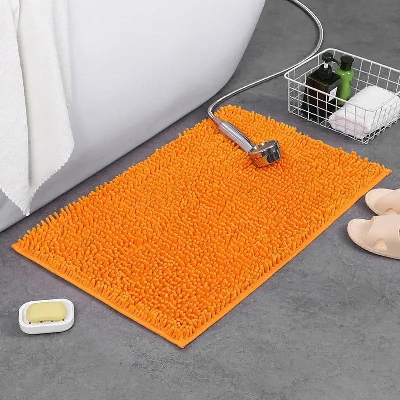 Orange Chenille Badteppich mit weicher Textur im Badezimmer.