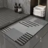 Grauer Diatomit Badteppich mit geometrischem Muster, modernes Badezimmer Design.