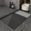 Diatomit Badteppich Grau mit Rillenstruktur, ideal für moderne Badezimmer und rutschfeste Badematte.
