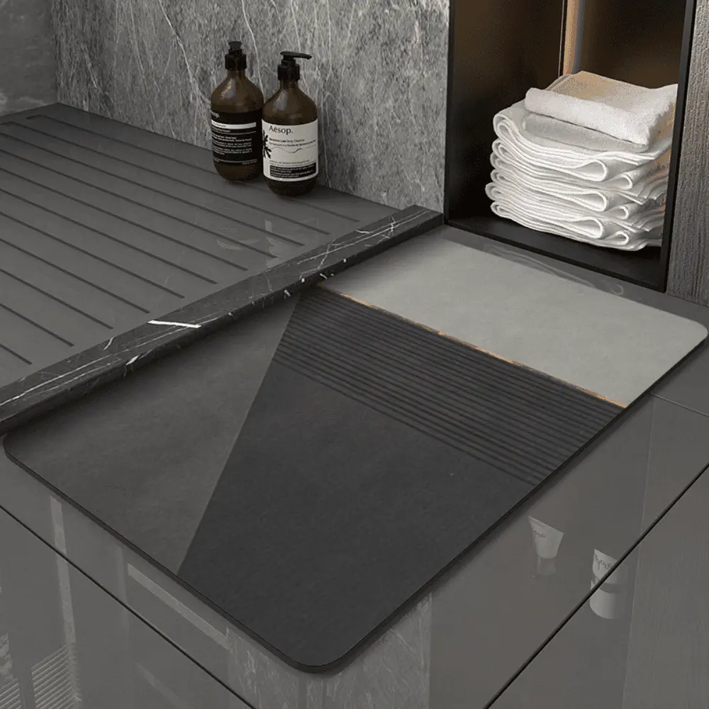 Diatomit Badteppich Grau mit Rillenstruktur, ideal für moderne Badezimmer und rutschfeste Badematte.