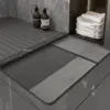 Diatomit Badteppich Grau mit Wellenmuster, modernes Badezimmer-Design, rutschfest und saugend.