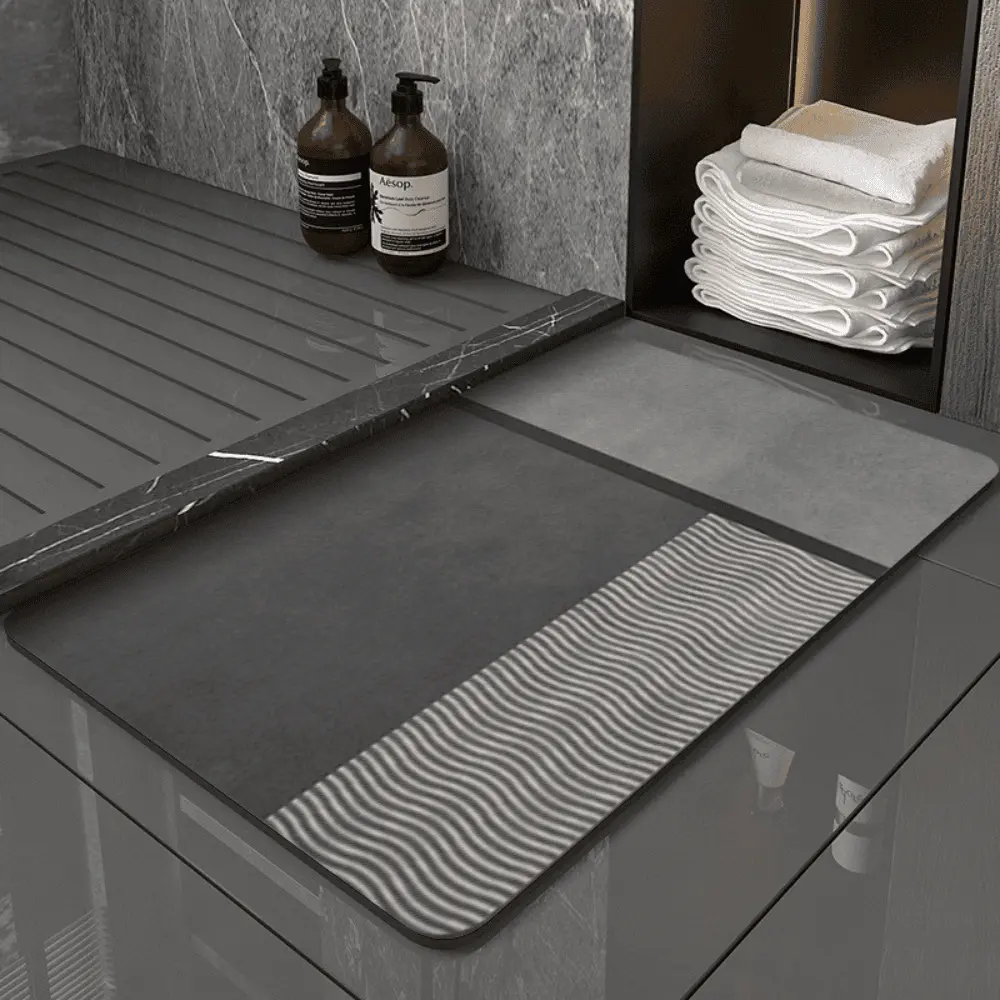Diatomit Badteppich Grau mit Wellenmuster, modernes Badezimmer-Design, rutschfest und saugend.