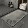 Diatomit Badteppich Grau mit Drainage, modernes Badezimmer-Design, rutschfest und strapazierfähig.