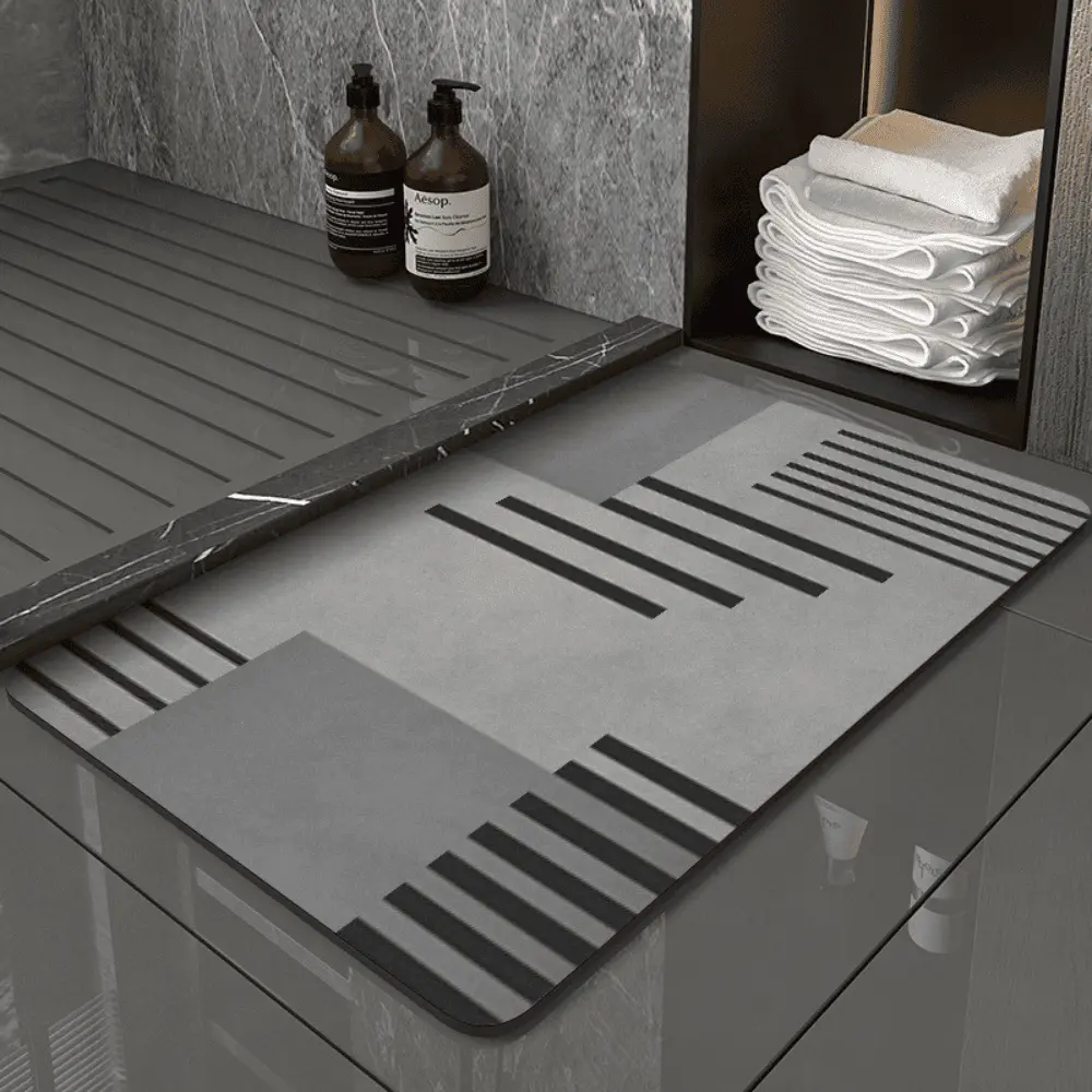 Grauer Diatomit Badteppich mit geometrischem Muster, modernes Badezimmer Design.