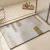 Diatomit Badteppich grosse Grösse mit abstraktem Design im Badezimmer.