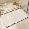 Weisser Diatomit Badteppich gross mit wellenförmigem Muster im Badezimmer.