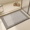 Diatomit Badteppich grosse Grösse grau mit Streifenmuster für Badezimmer.