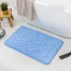 Dicker Luxus Badteppich in Hellblau mit Quiltmuster, ideal für Badezimmer.