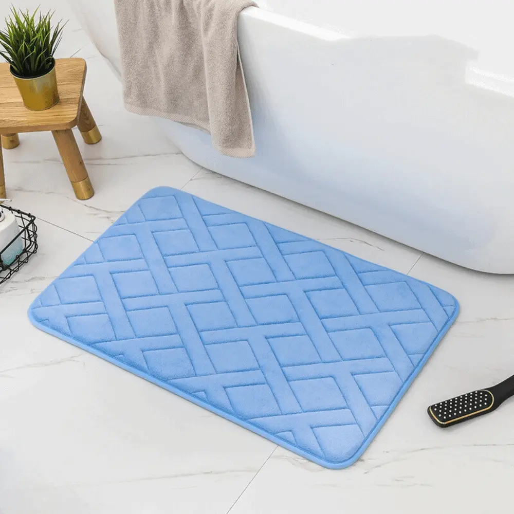 Dicker Luxus Badteppich in Hellblau mit Quiltmuster, ideal für Badezimmer.