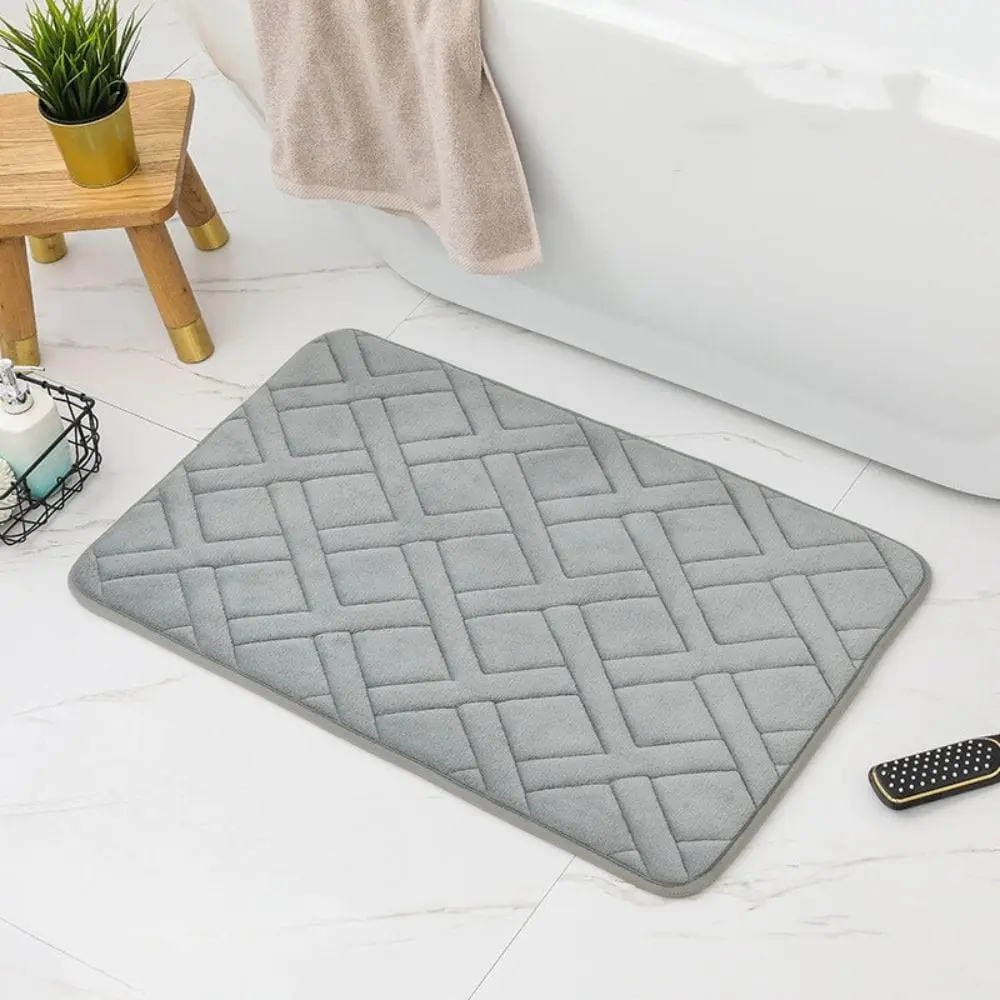 Dicker Luxus Badteppich grau mit Quiltmuster, weiches Material, ideal für Badezimmer.