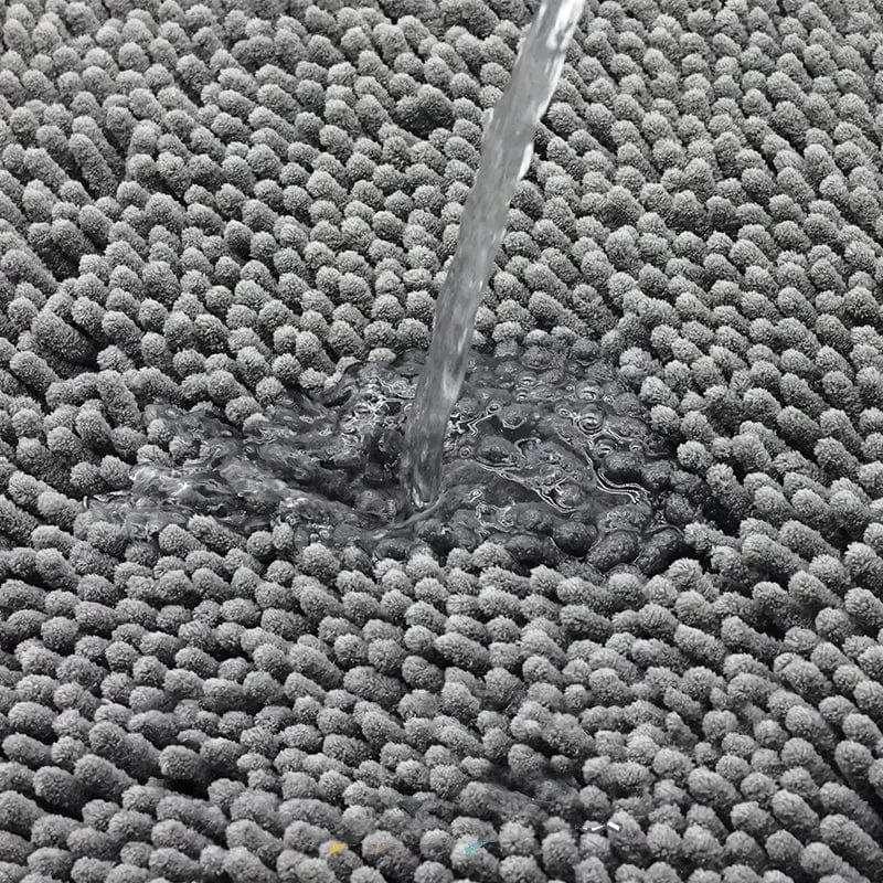 Dunkelgrüne Badematte mit Wasserstrahl, zeigt feuchtigkeitsresistente Oberfläche und hochwertiges Material.