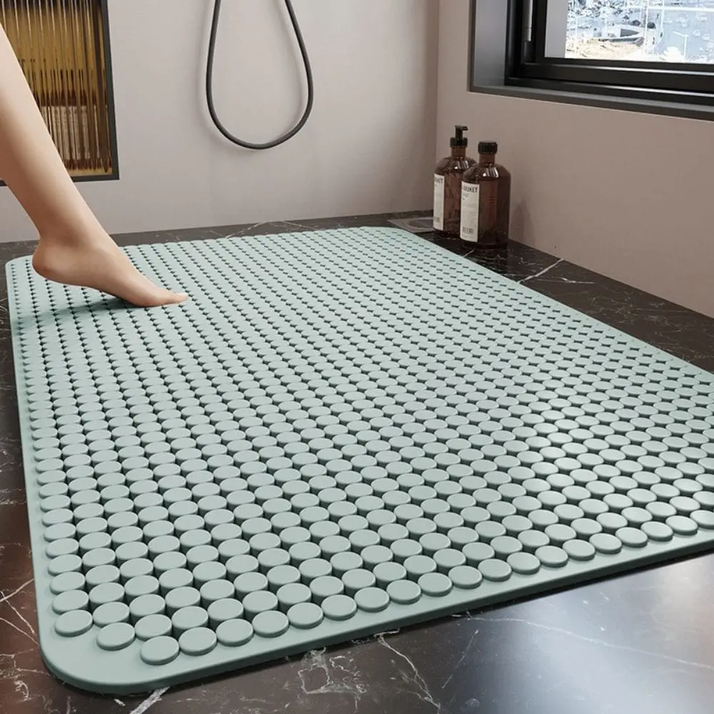Grüne Duschmatte mit rutschfesten Punkten im Badezimmer, Badematte für sicheren Stand.