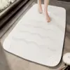 Weisse Duschmatte für begehbare Dusche mit Wellenmuster und rutschfestem Design.