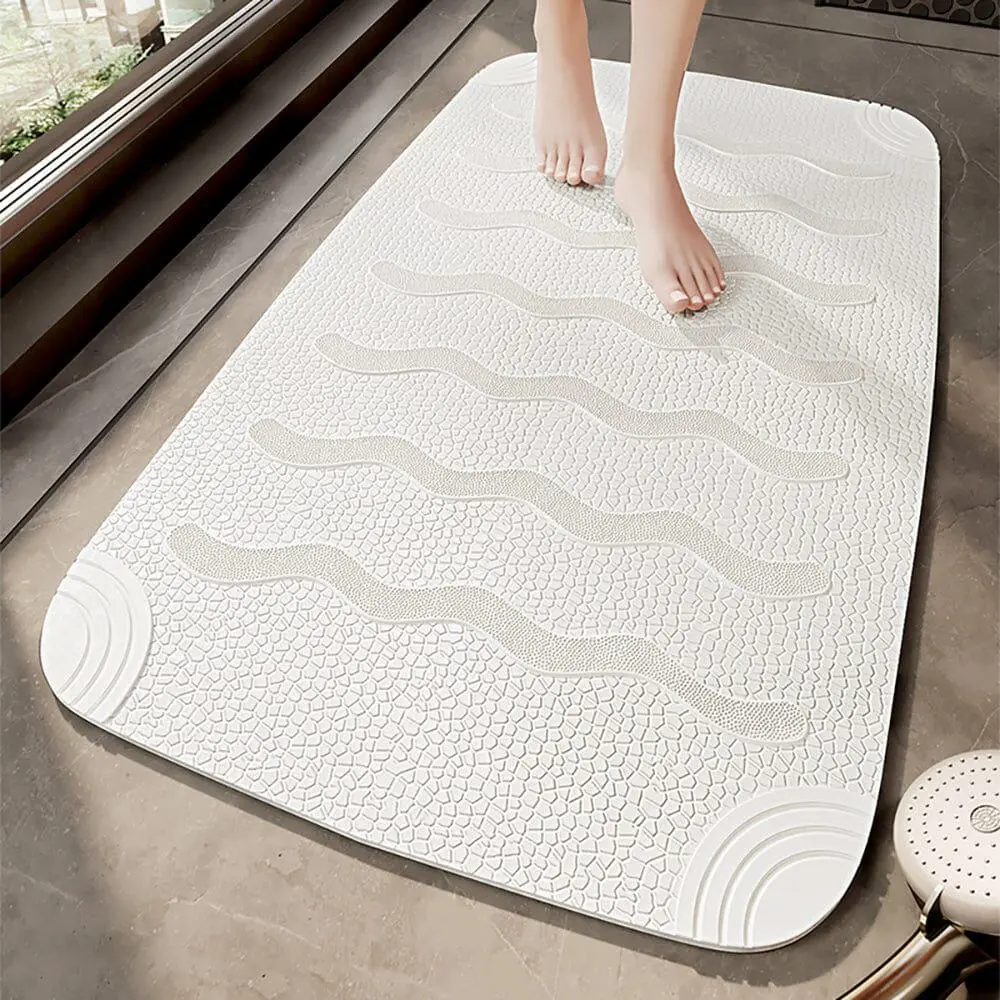 Weisse Duschmatte für begehbare Dusche mit Wellenmuster und rutschfestem Design.