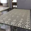 Rutschfeste Duschmatte mit rutschfestem Profil, ideal für Badezimmer mit glatten Fliesen.