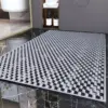 Rutschfeste Duschmatte mit rautenförmigem Profil, ideal für Badezimmer und Dusche.