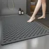 Rutschfeste Duschmatte grau mit Gitterstruktur im Badezimmer, ideal für sicheren Stand nach dem Duschen.
