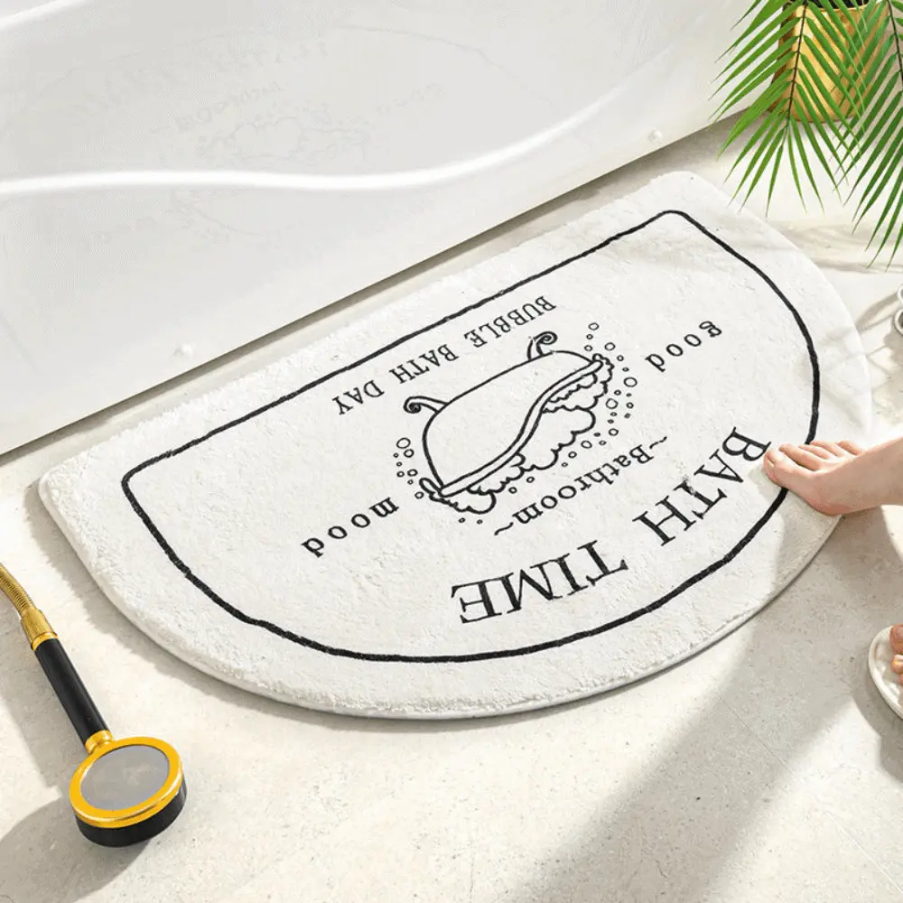 Weisser Halbrund Duschvorleger mit Badezimmer-Design und Aufschrift BATH TIME.
