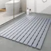Duschvorleger Holz grau mit Rillenstruktur für Badezimmer, rutschfest und modern.