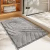 Flauschige graue Badematte mit geometrischem Muster im modernen Badezimmer.