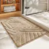 Flauschige Badematte mit geometrischem Muster, beige, für Badezimmer.