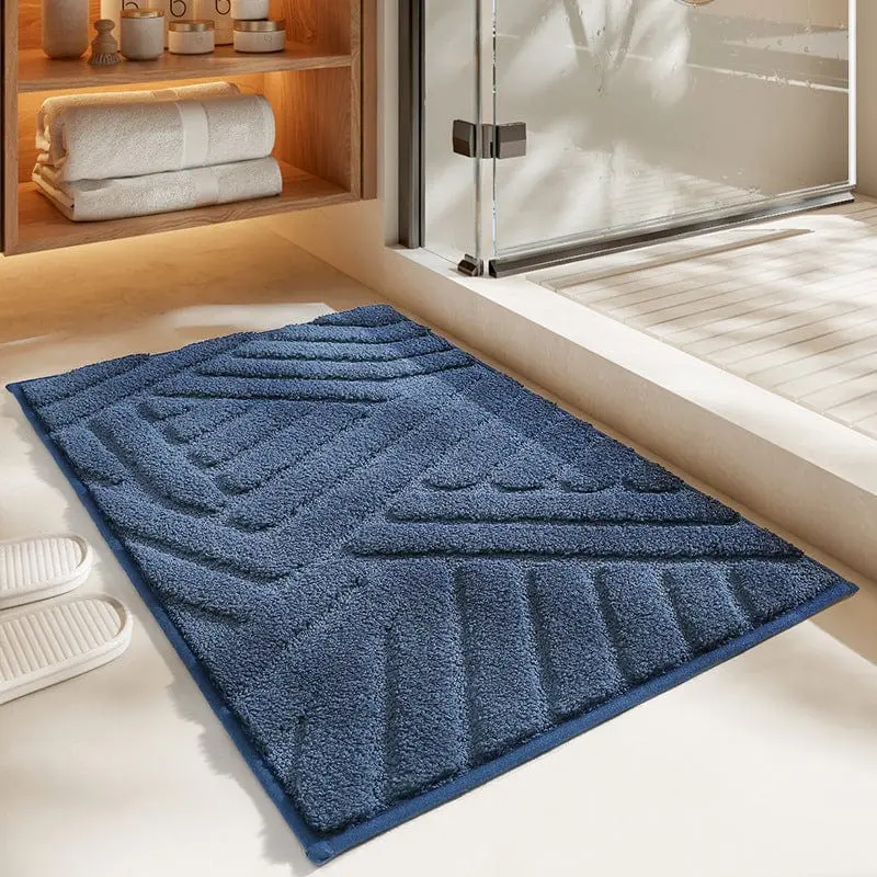 Flauschige Badematte in Blau mit geometrischem Muster im Badezimmer.
