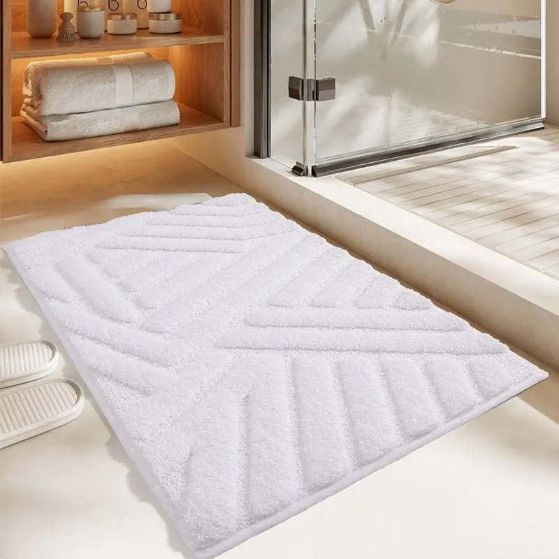 Flauschige Badematte weiss mit geometrischem Muster im Badezimmer.